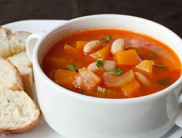 حساء الكرفس هو طبق دسم في النظام الغذائي الصحي لفقدان الوزن. 